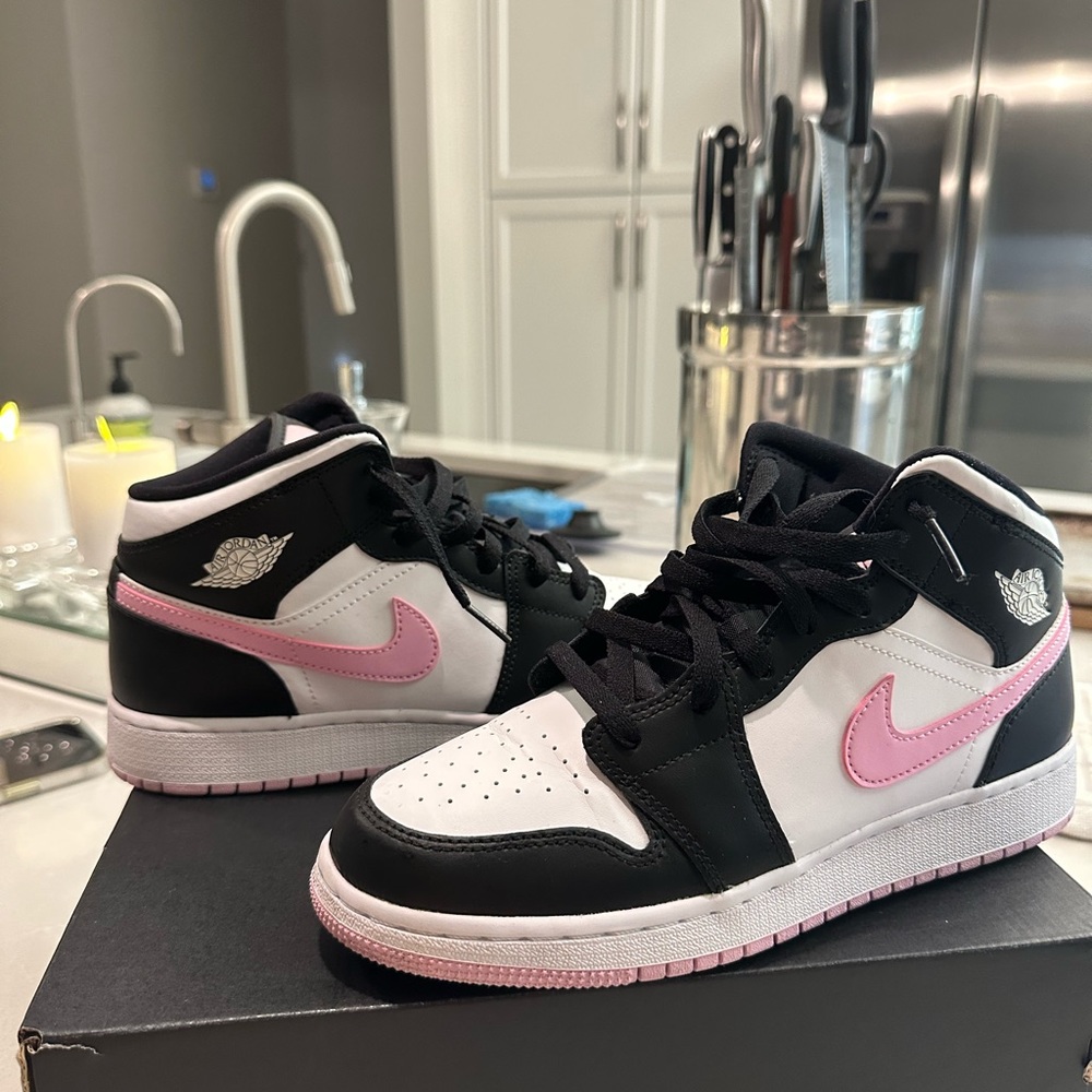 Air Jordan 1 Mid (GS) White Light Arctic Pink